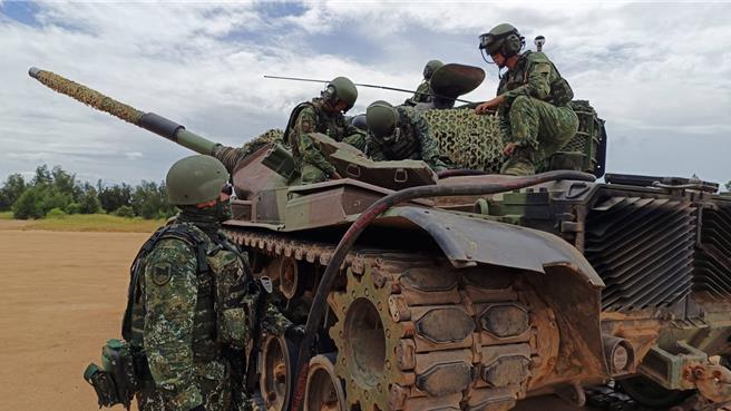 金防部今日持續進行進行「漢光40號」演習，上午10時在中心教練場展開「民間油料前支整補」演練，由防空部隊擔任對空警戒之任務，在時間受限狀況下迅速完成整補任務。(圖／讀者提供)