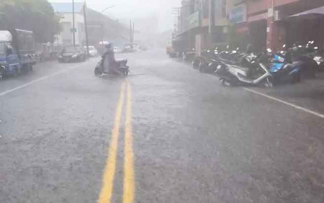 高雄旗津馬路變成河。（翻攝自記者爆料網）