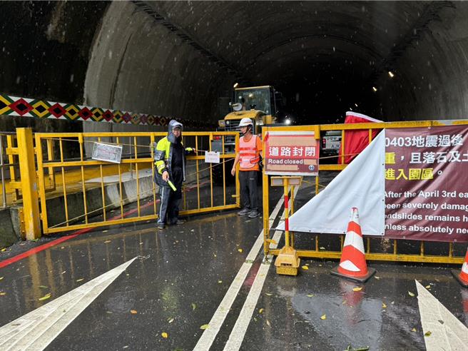 新城警分局富世派出所員警會同太魯閣工務段人員，進行184.5k閣口（含太管處砂卡礑隧道東口）封閉措施。（新城警分局提供／王志偉花蓮傳真）