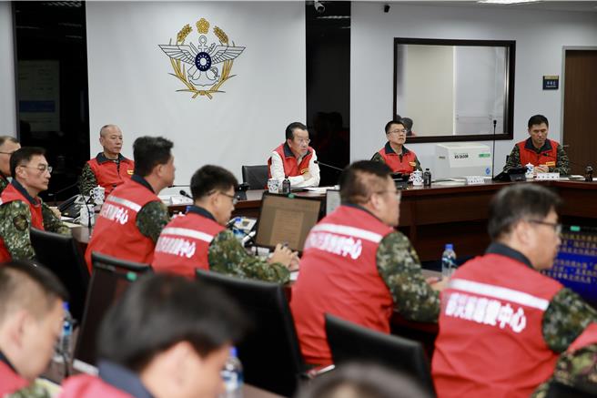 中颱凯米直扑台湾，国防部昨上午配合中央灾害应变中心完成一级开设，国防部长顾立雄今（24）日并亲自主持灾防整备会议。（国防部军闻社提供）