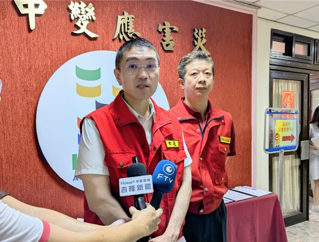 基隆市長謝國樑（左）24日上午主持災害應變工作會議，親自坐鎮指揮。（張志康攝）