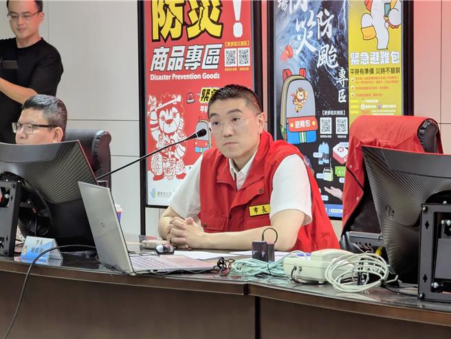 基隆市長謝國樑（左）24日上午主持災害應變工作會議，親自坐鎮指揮。（張志康攝）