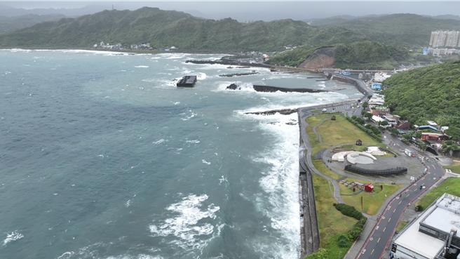24日上午基隆市風雨狀況尚稱緩和，海邊的風浪狀況不算太大。（張志康攝）