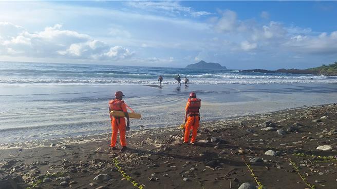 海巡人員24日上午在海邊勸離觀潮的民眾。（讀者提供／張志康基隆傳真）