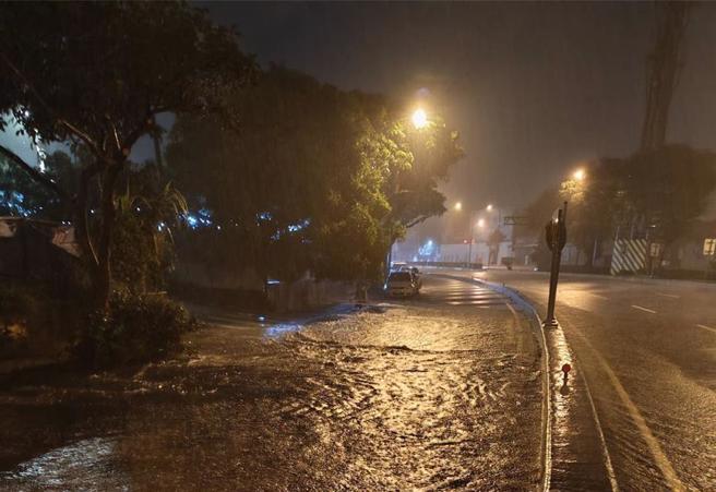 台中大肚区游园路二段近向上路五段今（24日）凌晨出现慢车道积水达半轮胎高。（乌日警分局提供／冯惠宜台中传真）