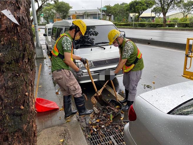  乌日警分局获报后冒雨在积水区前警戒、交通疏导，并联繫大肚区公所调派人员到场排除，已于10点清除落叶完毕。（乌日警分局提供／冯惠宜台中传真）