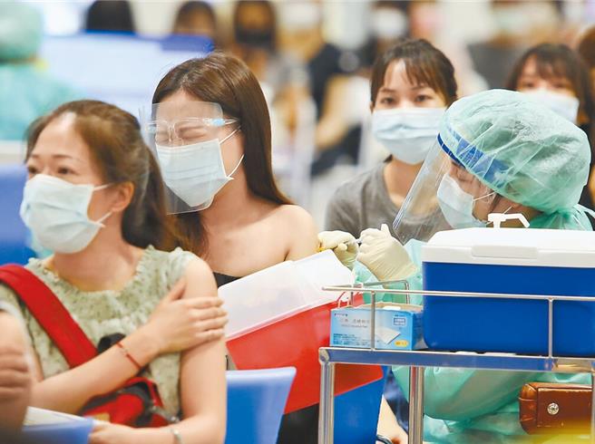 專家提醒民眾應將10月開打的JN.1疫苗視為追加劑接種。圖為新冠疫情大流行期間，民眾害怕打疫苗，露出痛苦表情。（本報資料照）