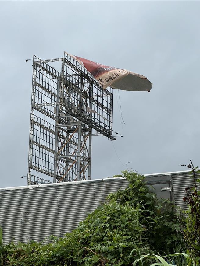 彰化市东外环、彰南路口的T霸广告布帆被强风几乎快吹飞。（民眾提供／孙英哲彰化传真）