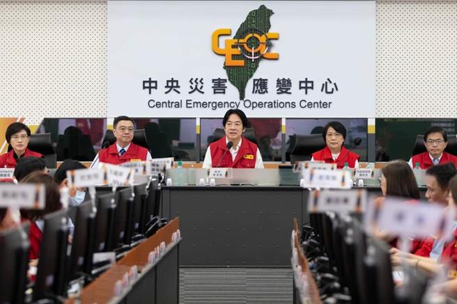 赖清德总统上午前往中央灾害应变中心，听取各单位工作报告。(取自赖清德脸书)