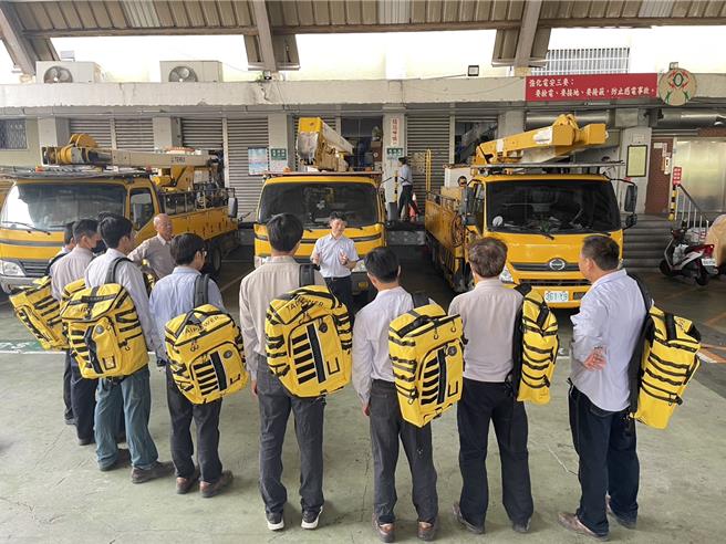 今天上午台电高雄区营业处同仁于拱形广场进行工具箱会议，进行勤前教育及危害告知。现场同仁也特别感谢董事长致赠大家人手一个抢修背包。（台电提供）