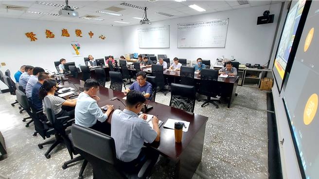 今天上午台电高雄区营业处成立灾害紧急应变中心，由各部门主管说明防颱整备及人力动员情形，致力做好防颱准备工作。（台电提供）