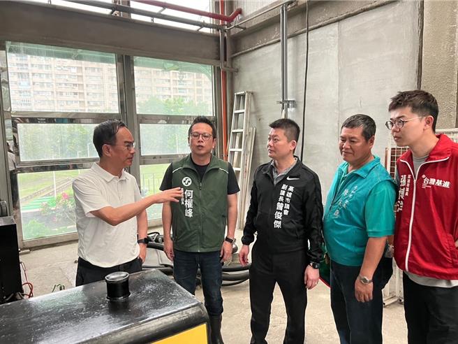 高市副议长曾俊杰关心三民区滞洪池操作现况，今（24）日偕同立委李昆泽及何权峰、张博洋等议员，察看三民区滞洪池现况。（高市议会提供）