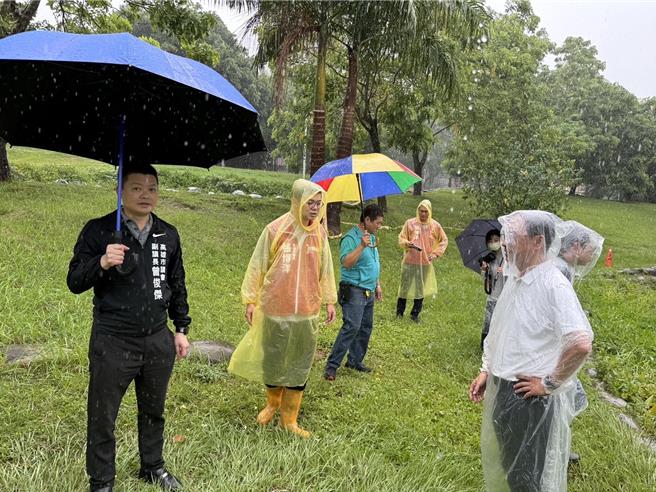 高市副议长曾俊杰关心三民区滞洪池操作现况，今（24）日偕同立委李昆泽及何权峰、张博洋等议员，察看三民区滞洪池现况。（高市议会提供）