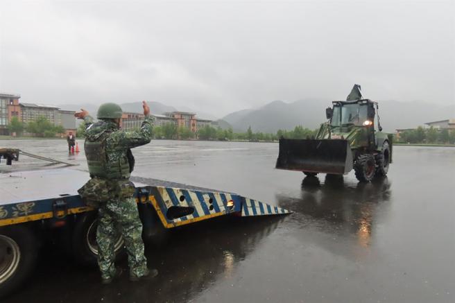 蘭指部官兵進行多功能工兵車上板作業。（第3作戰區提供）