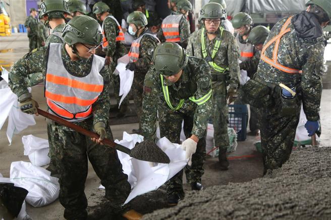 蘭指部官兵協助壯圍鄉公所裝填沙袋。（第3作戰區提供）