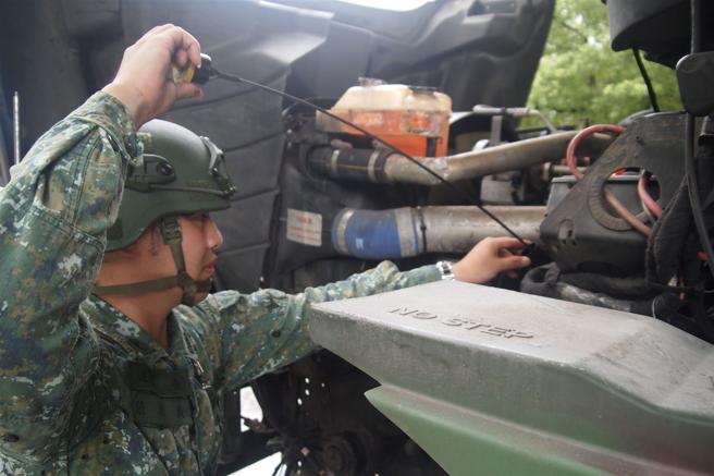 153旅官兵進行救災任務車輛勤前檢查。（第3作戰區提供）