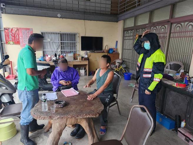 凯米颱风来袭，六龟分局启动防颱应变措施，于10时许，配合六龟区公所进行预防性撤离民眾以依亲方式避难。（警方提供／林雅惠高雄传真）