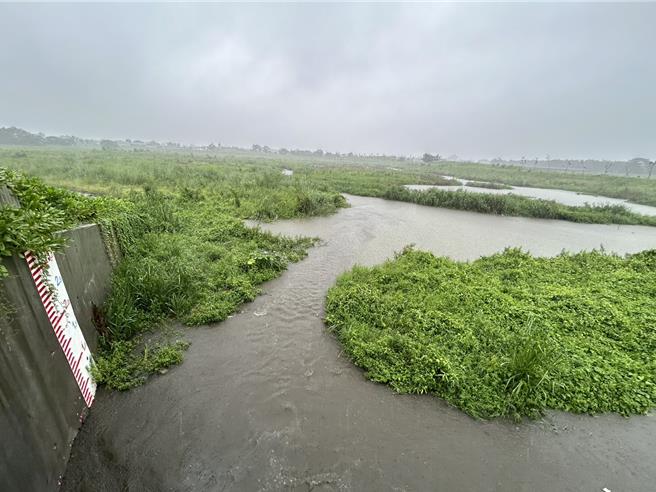 强颱凯米来袭，屏东县24日上午10时许过后风雨渐强，县长周春米稍早至大仁滞洪池视察。（谢佳潾摄）