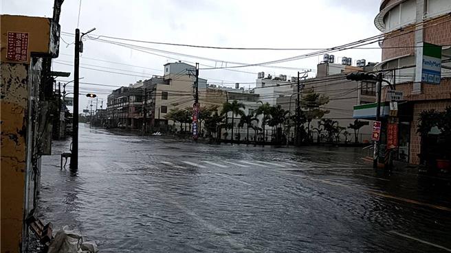 凯米颱风加上年度大潮，东港低漥处一片汪洋。（东津里长叶而项提供／罗琦文屏东传真）