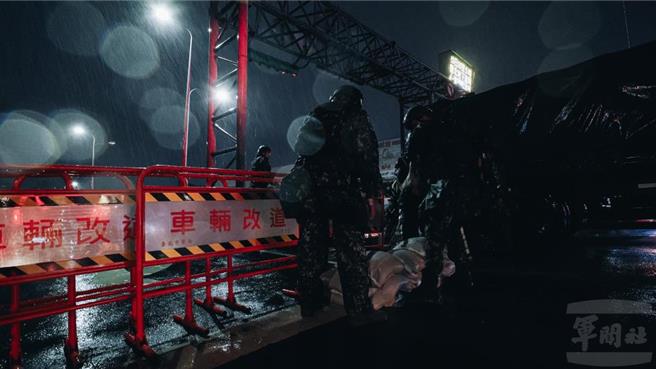 宪兵训练中心23日夜间10时，于復兴北路地下道实施「桥隧检管」课目实兵演练。（国防部军闻社提供）