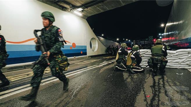 本次操演由军、警及民防团队联合编组，于地下道出入口部署防御。（国防部军闻社提供）