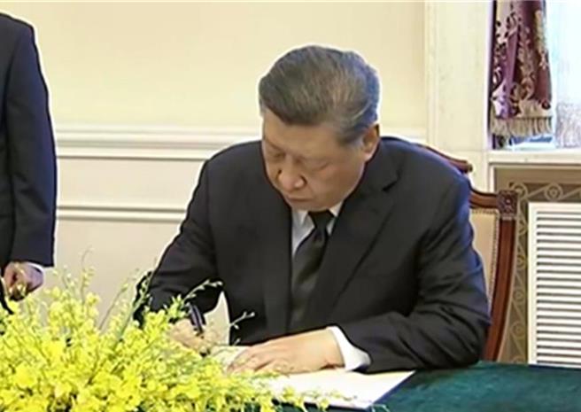 習近平特別代表王滬寧將率中共代表團赴越南弔唁阮富仲去世。圖為習近平日前赴越南駐陸大使館簽名弔唁。（新華社）