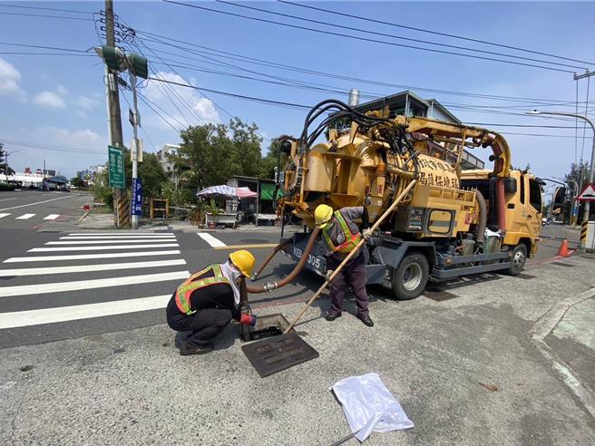 凱米颱風來襲，高市府環保局嚴陣以待，不敢掉以輕心，並提前於22日啟動防颱整備工作，加派人力及車輛機具清除路面落葉、垃圾及溝泥，共計204公噸。（高市府環保局提供／洪浩軒高雄傳真）