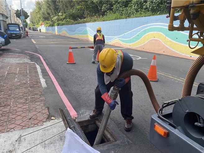 凱米颱風來襲，高市府環保局嚴陣以待，不敢掉以輕心，並提前於22日啟動防颱整備工作，加派人力及車輛機具清除路面落葉、垃圾及溝泥，共計204公噸。（高市府環保局提供／洪浩軒高雄傳真）