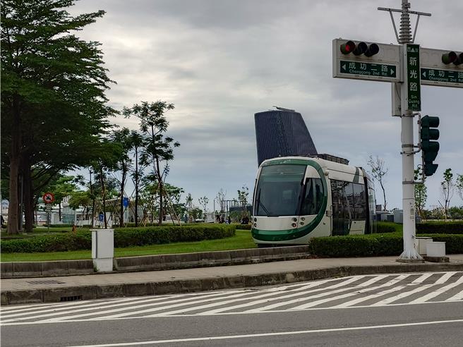 受凯米颱风影响，高雄捷运、轻轨、公车今天採颱风假班表运行。（任义宇摄）