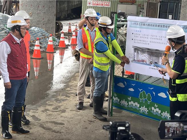 侯友宜今視察浮洲橋耐震補強工地防颱整備。（王揚傑攝）