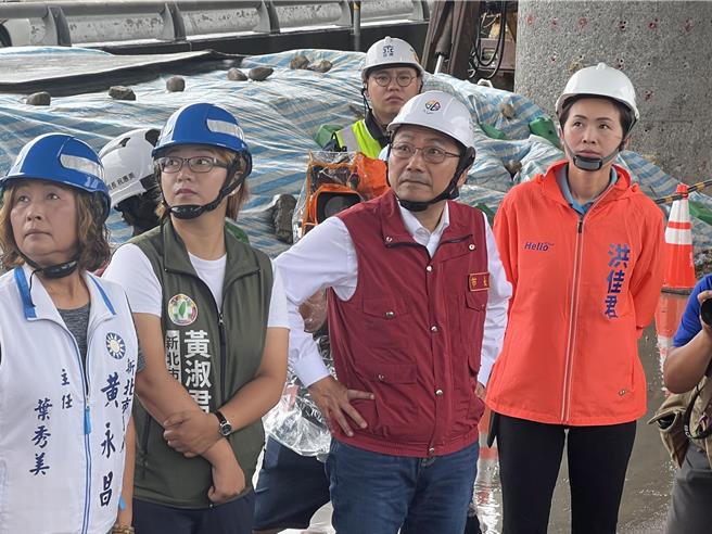 侯友宜今視察浮洲橋耐震補強工地防颱整備。（王揚傑攝）
