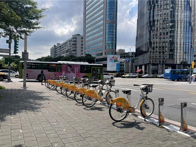 YouBike2.0常发生座椅摇晃问题，台北市交通局要求厂商加强保养，并由交通局进行抽测。（刘彦宜摄）