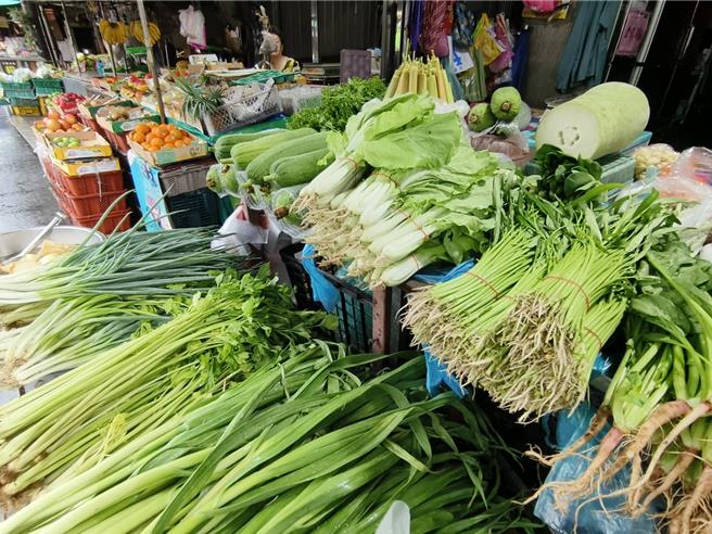 凯米颱风来袭，嘉义市传统市场菜价涨了。（廖素慧摄）