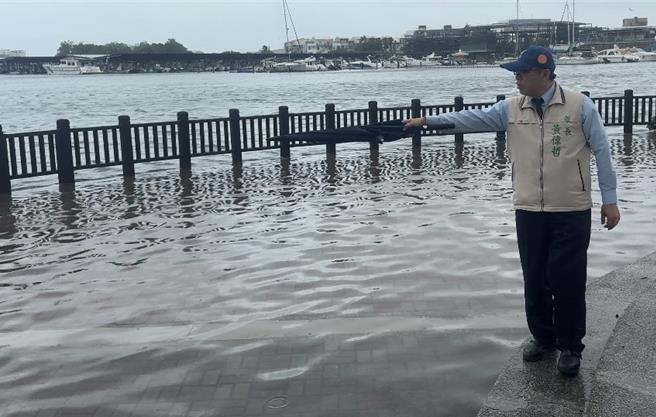 台南市长黄伟哲今天上午视察安平渔人码头大潮水位。（台南市政府提供／曹婷婷台南传真）