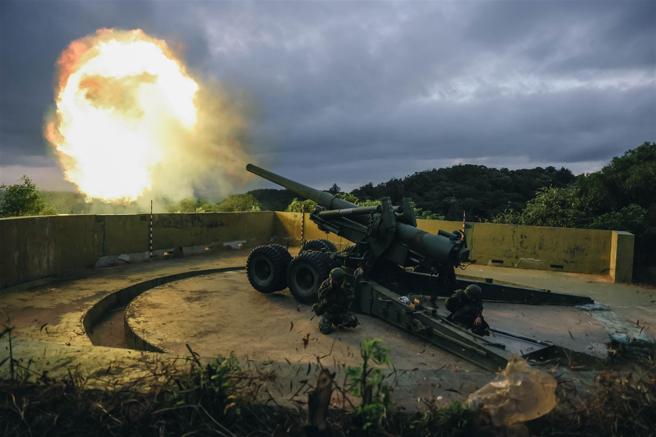 官兵操作155公厘加農砲，結合防衛作戰構想，對目標區敵船團進行射擊。（記者袁銘駿攝）