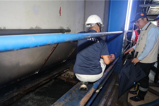 台南市长黄伟哲（右）上午视察抽水站运作。（台南市政府提供／曹婷婷台南传真）