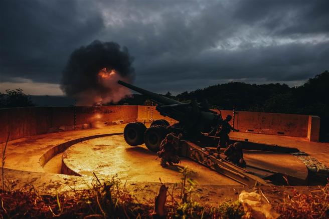 陸軍馬祖防衛指揮部南竿守備大隊混砲連於「漢光40號演習」實兵演練展開航道封鎖實彈射擊。（記者袁銘駿攝）