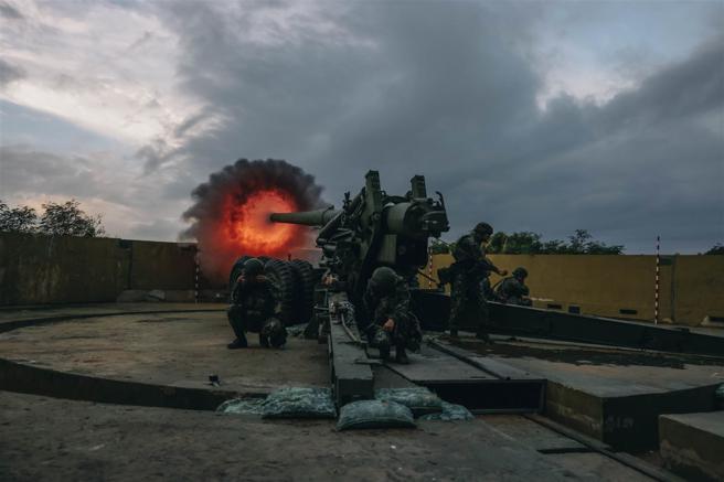 射擊命令下達後，官兵發揮訓練成效，完成各項射擊程序，對目標區實施射擊，強大砲聲及火光震撼馬祖海域。（記者袁銘駿攝）