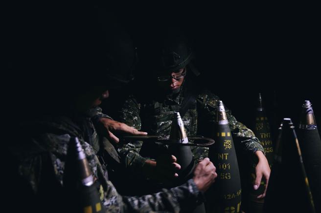 混砲連官兵於拂曉時分依令完成陣地整備、彈藥檢查和通聯測試等射擊前準備。（記者袁銘駿攝）