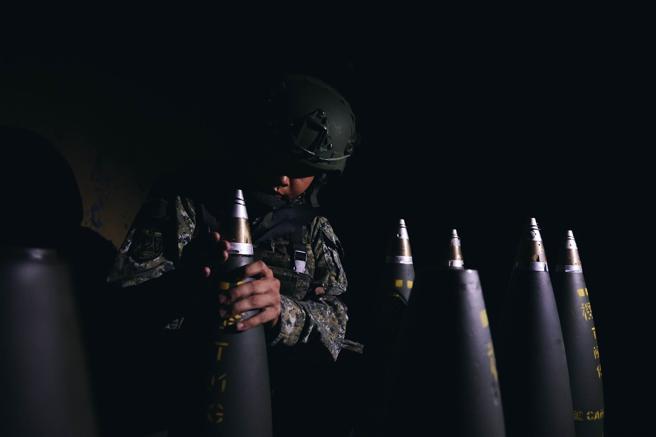 混砲連官兵於拂曉時分依令完成陣地整備、彈藥檢查和通聯測試等射擊前準備。（記者袁銘駿攝）