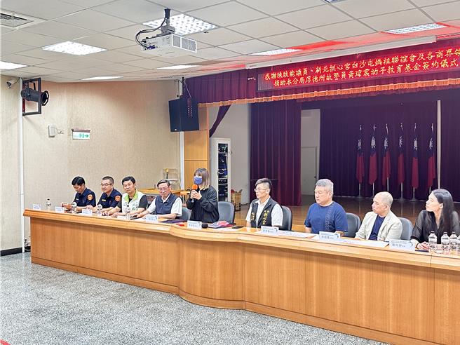 施姓遺孀（中）致詞。（新北市議員陳啟能提供）