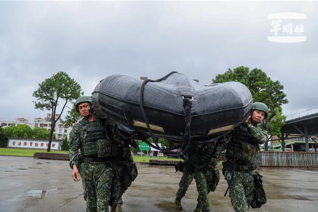 53工兵群M3突击舟整备作业。（第3作战区提供）