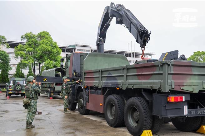 53工兵群实施倾卸车检查。（第3作战区提供）