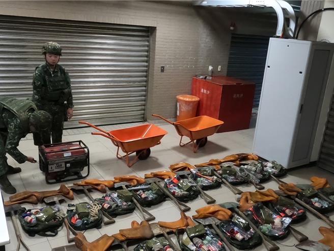 关指部官兵检整灾防装备。（第3作战区提供）