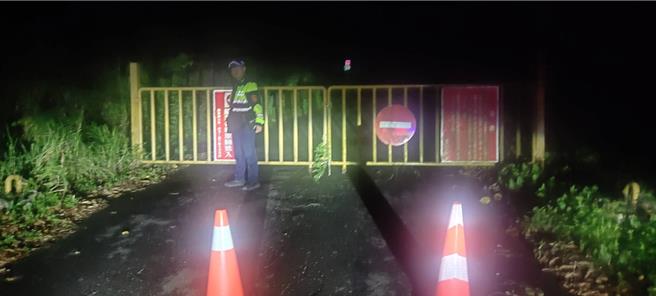 凱米颱風持續逼近台灣，花蓮中南區鄉鎮雖非首當其衝，但考量山區道路恐因大雨出現坍方、土石泥流等情事，花64線瑞港公路昨晚已預警性封閉，暫不開放人車通行。（鳳林警分局提供／羅亦晽花蓮傳真）