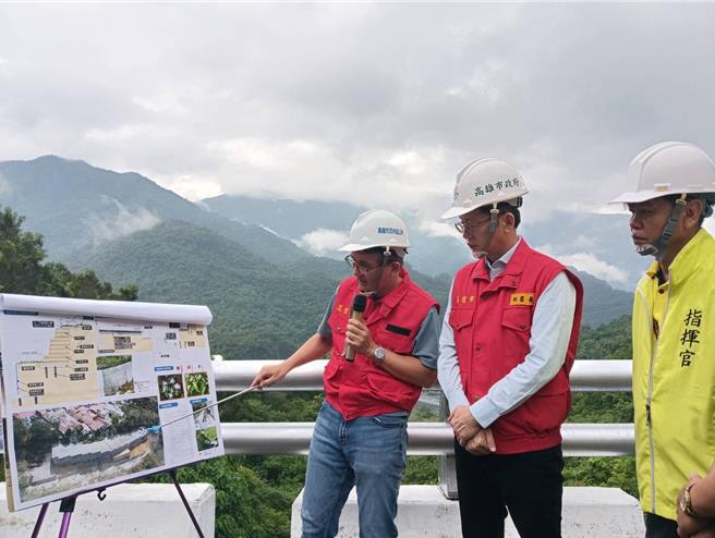 凱米颱風來襲，高雄市政府祕書長郭添貴（中）今天前往茂林區視察強颱凱米防災整備情形。（高雄市原民會提供／林雅惠傳真）