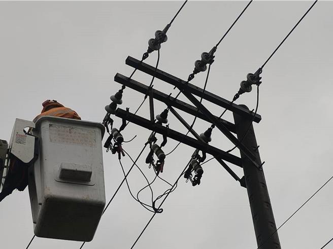 彰化县大村乡因颱风外围环流引起高压断线，导致大村乡过沟3巷、中正西路等一带共705户停电，于今天中午12点多全数恢復供电。（台电提供／孙英哲彰化传真）