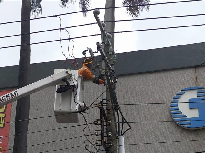 彰化县员林市因颱风外围环流引起大王椰子树叶压住高压线路，导致员林市中正路及三条街一带共3254户停电。（台电提供／孙英哲彰化传真）