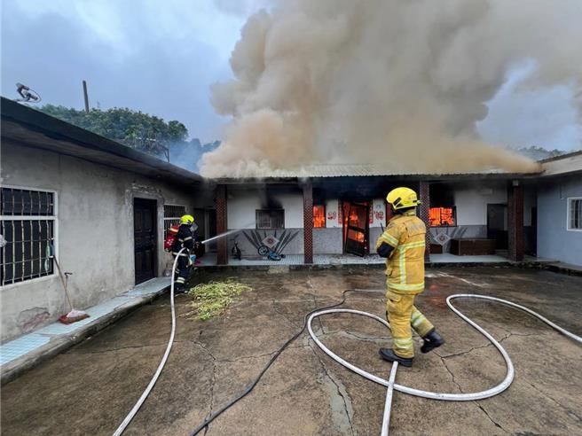 埔里鎮中山路4段一處三合院清晨7時許疑似神明廳電線走火，火勢一發不可收拾。（南投縣消防局提供／楊靜茹南投傳真）