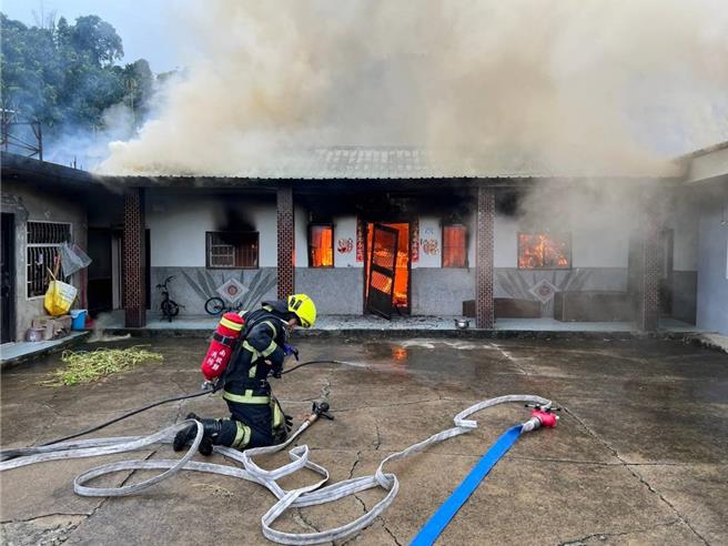 埔里鎮一處三合院起火，南投縣消防局獲報調派20多名警義消射水灌救，女屋主的臉輕微灼傷送醫。（南投縣消防局提供／楊靜茹南投傳真）